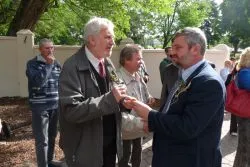 Dzielenie się pobłogosławionym chlebem dożynkowym (Michał Grabianka, r