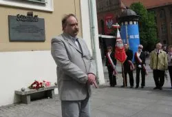 Prof. dr hab. Wojciech Polak przed tablicą „Solidarności”