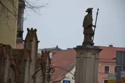 Przed kościołem św. Jakuba w Toruniu
