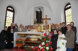 Pielgrzymi w sanktuarium przy relikwiach Błogosławionej