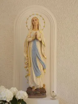 Figura Niepokalanej w sanktuarium
