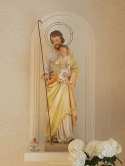 Św. Józef z Dzieciątkiem w sanktuarium