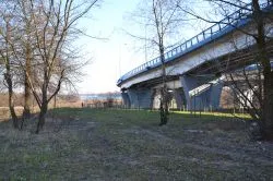 Przejście pod nowym mostem drogowym w Toruniu