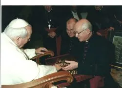 Jan Paweł II błogosławi korony dla Matki Bożej