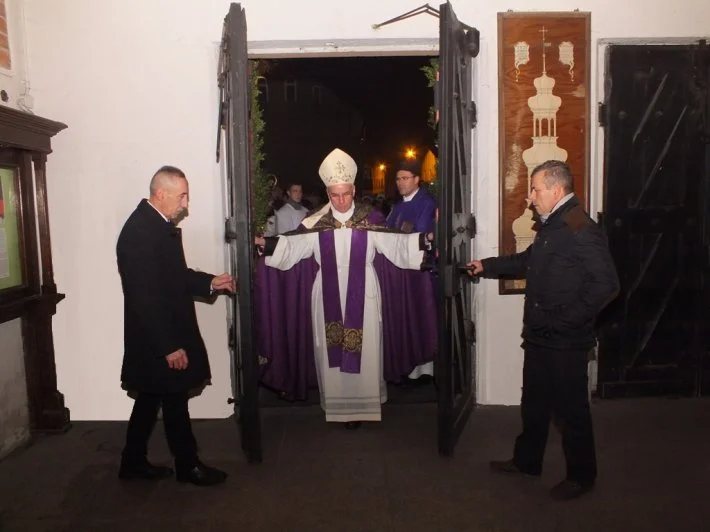 Otwarcie Bramy Miłosierdzia w konkatedrze Trójcy Świętej w Chełmży