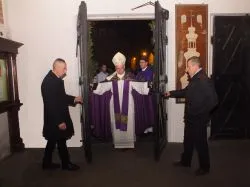 Otwarcie Bramy Miłosierdzia w konkatedrze Trójcy Świętej w Chełmży