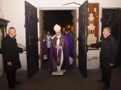 Otwarcie Bramy Miłosierdzia w konkatedrze Trójcy Świętej w Chełmży