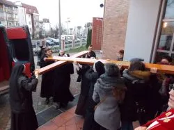 Pożegnanie symboli ŚDM w diecezjalnym sanktuarium Miłosierdzia Bożego w Toruniu