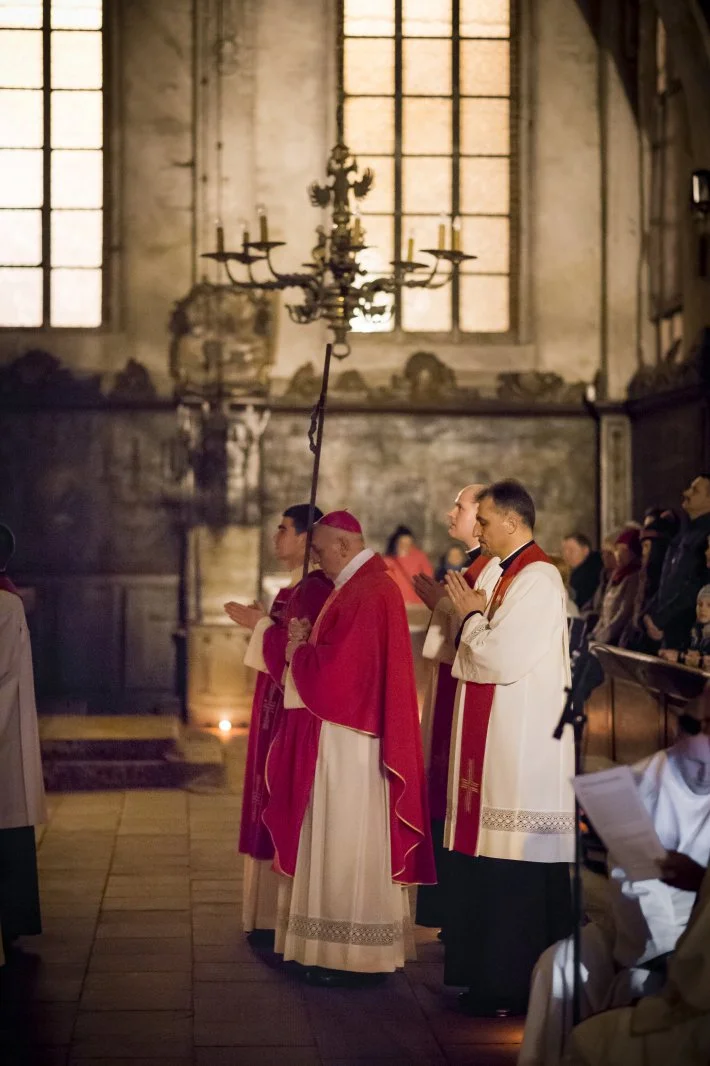 Liturgia Męki Pańskiej z bp. Andrzejem Suskim