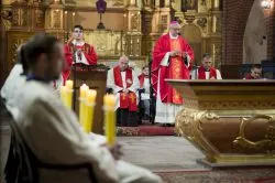 Liturgia Męki Pańskiej z bp. Andrzejem Suskim