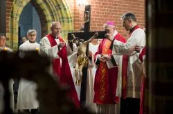 Liturgia Męki Pańskiej z bp. Andrzejem Suskim