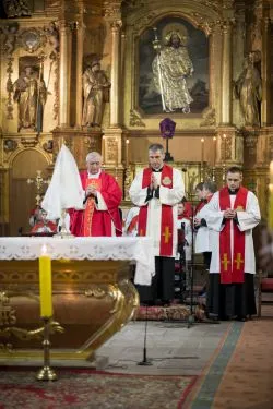 Liturgia Męki Pańskiej z bp. Andrzejem Suskim