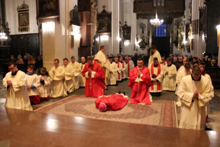 Liturgia Męki Pańskiej z bp. Józefem Szamockim