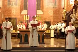 Liturgia Męki Pańskiej z bp. Józefem Szamockim