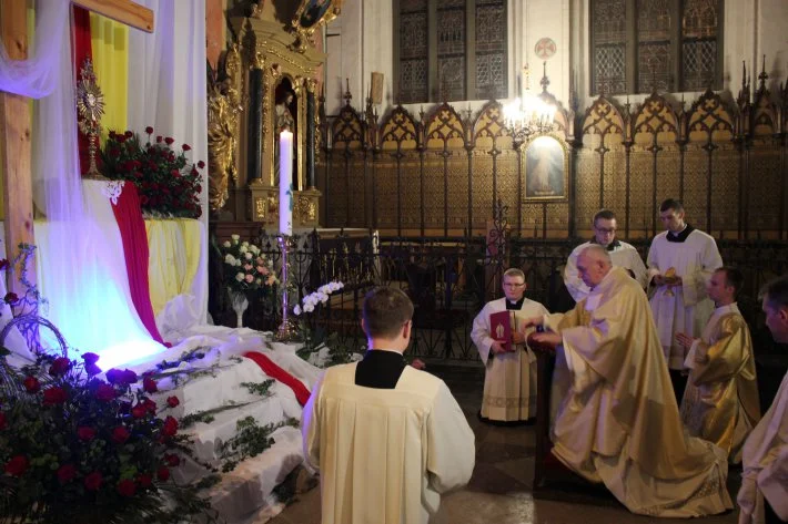 Procesja rezurekcyjna i Msza Zmartwychwstania Pańskiego w katedrze Świętych Janów