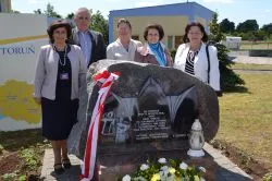 Odsłonięcie tablicy upamiętniającej wizytę św. Jana Pawła II w Toruniu