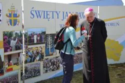 Odsłonięcie tablicy upamiętniającej wizytę św. Jana Pawła II w Toruniu