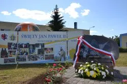 Odsłonięcie tablicy upamiętniającej wizytę św. Jana Pawła II w Toruniu
