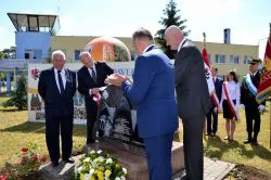 Odsłonięcie tablicy upamiętniającej wizytę św. Jana Pawła II w Toruniu