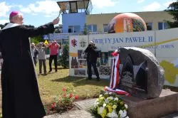 Odsłonięcie tablicy upamiętniającej wizytę św. Jana Pawła II w Toruniu