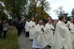 Wprowadzenie relikwii św. Jana Pawła II w Szembruku