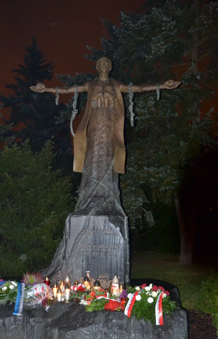 Modlitwa przy pomniku bł. ks. Popiełuszki w Toruniu