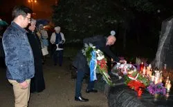 Modlitwa przy pomniku bł. ks. Popiełuszki w Toruniu