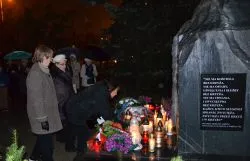 Modlitwa przy pomniku bł. ks. Popiełuszki w Toruniu