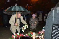 Modlitwa przy pomniku bł. ks. Popiełuszki w Toruniu