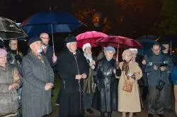 Modlitwa przy pomniku bł. ks. Popiełuszki w Toruniu
