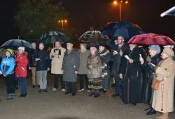 Modlitwa przy pomniku bł. ks. Popiełuszki w Toruniu