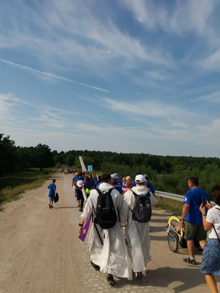 Grupa niebieska w drodze do Matki Bożej