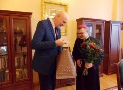 Bp Wiesław Śmigiel z wizytą u władz wojewdztwa i miasta