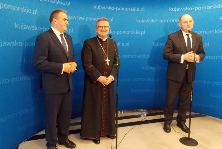 Bp Wiesław Śmigiel z wizytą u władz wojewdztwa i miasta