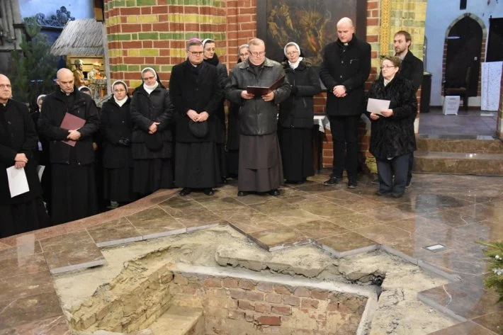 Ekshumacja Sł. Bożego bp. A. P. Szelążka - zaprzysiężenie komisji
