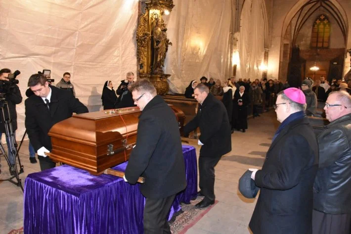 Ekshumacja Sł. Bożego bp. A. P. Szelążka - złożenie do sarkofagu i Msza św.