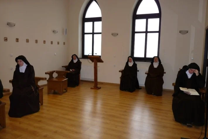 Czytanie Biblii w Karmelu