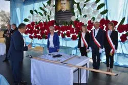 Uroczystość nadania im. bł. ks. Frelichowskiego szkole w Nicwałdzie