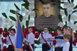 Uroczystość nadania im. bł. ks. Frelichowskiego szkole w Nicwałdzie