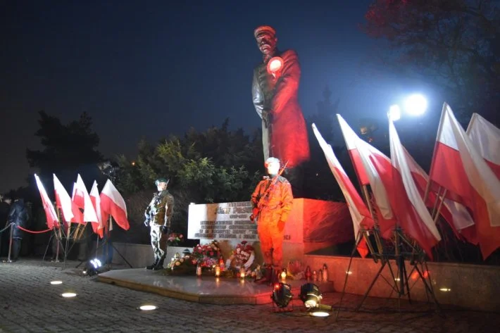 Apel pod pomnikiem marszałka Józefa Piłsudskiego