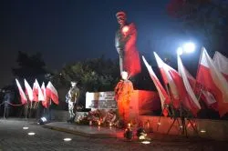 Apel pod pomnikiem marszałka Józefa Piłsudskiego