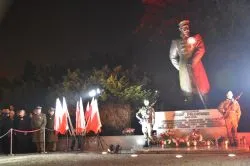 Apel pod pomnikiem marszałka Józefa Piłsudskiego