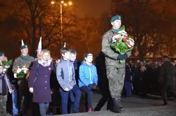 Apel pod pomnikiem marszałka Józefa Piłsudskiego