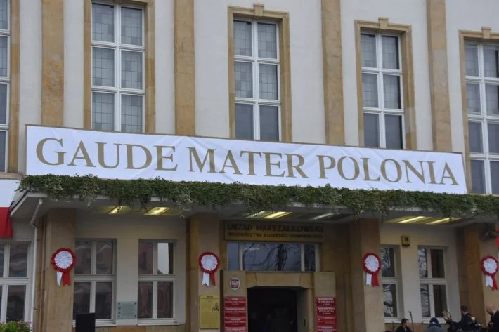 W Toruniu odsłonięto tablicę upamiętniającą 100. rocznicę odzyskania niepodległości przez Polskę