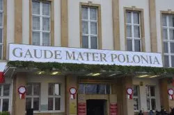 W Toruniu odsłonięto tablicę upamiętniającą 100. rocznicę odzyskania niepodległości przez Polskę