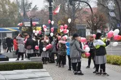 W Toruniu odsłonięto tablicę upamiętniającą 100. rocznicę odzyskania niepodległości przez Polskę