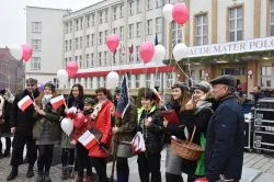 W Toruniu odsłonięto tablicę upamiętniającą 100. rocznicę odzyskania niepodległości przez Polskę