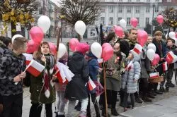 W Toruniu odsłonięto tablicę upamiętniającą 100. rocznicę odzyskania niepodległości przez Polskę