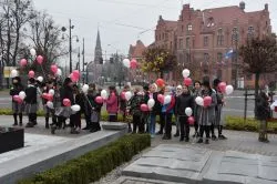 W Toruniu odsłonięto tablicę upamiętniającą 100. rocznicę odzyskania niepodległości przez Polskę