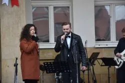 W Toruniu odsłonięto tablicę upamiętniającą 100. rocznicę odzyskania niepodległości przez Polskę